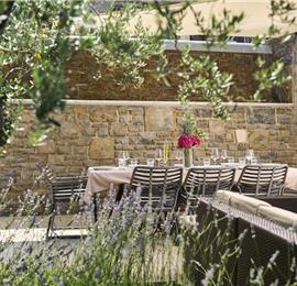 4 Bedroom Luxury Villa Retreat with Heated Infinity Pool near Buje, Sleeps 8-10